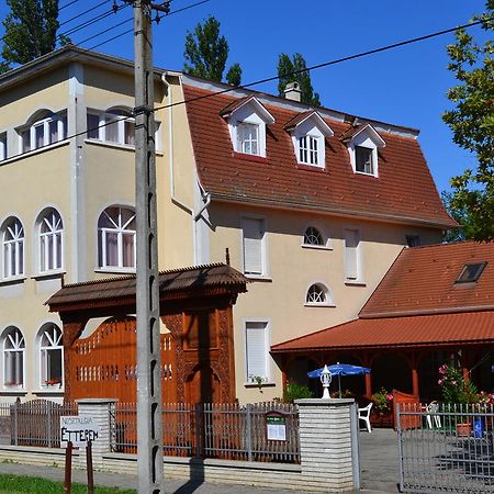 Nosztalgia Hotel Balatonszarszo Esterno foto