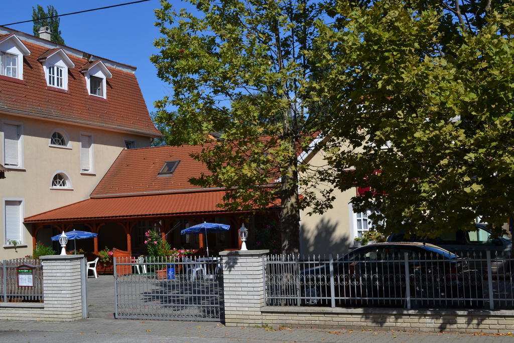 Nosztalgia Hotel Balatonszarszo Esterno foto